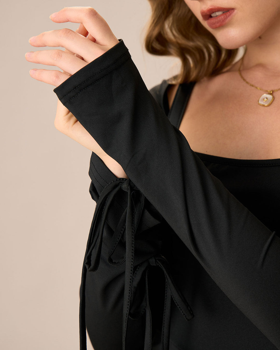 Schwarzes Damen-Minikleid mit eckigem Ausschnitt und langen Ärmeln