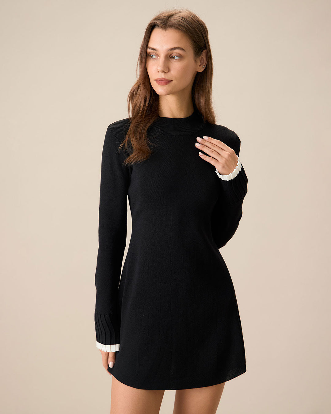 Schwarzes, langärmliges Minikleid mit kontrastierenden פרטים