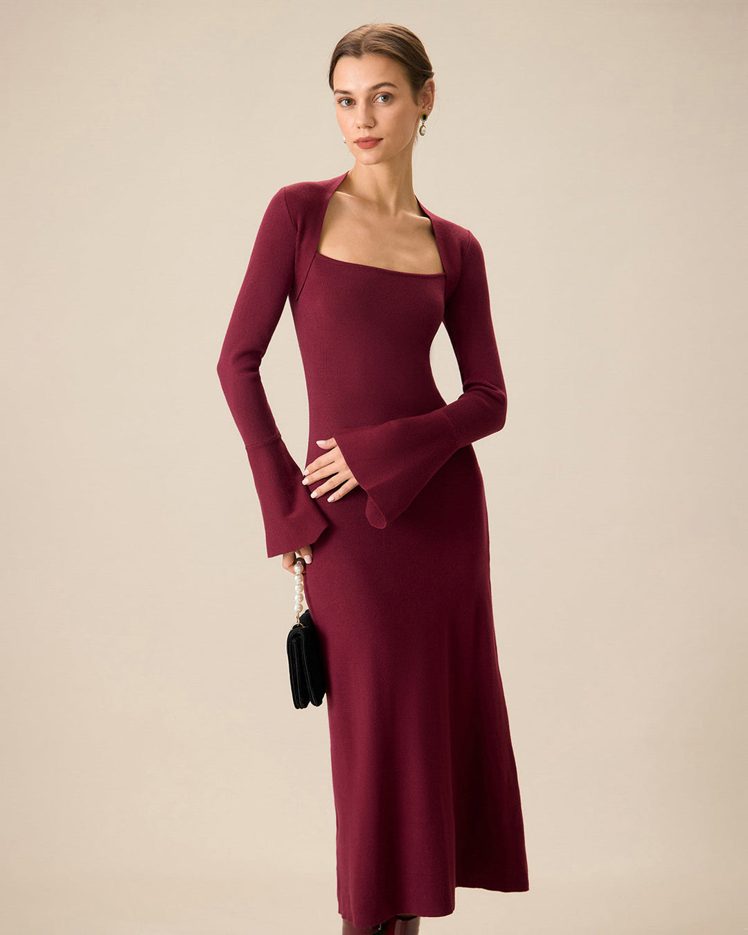 Rotes Midikleid mit quadratischem Ausschnitt und schwingenden Ärmeln