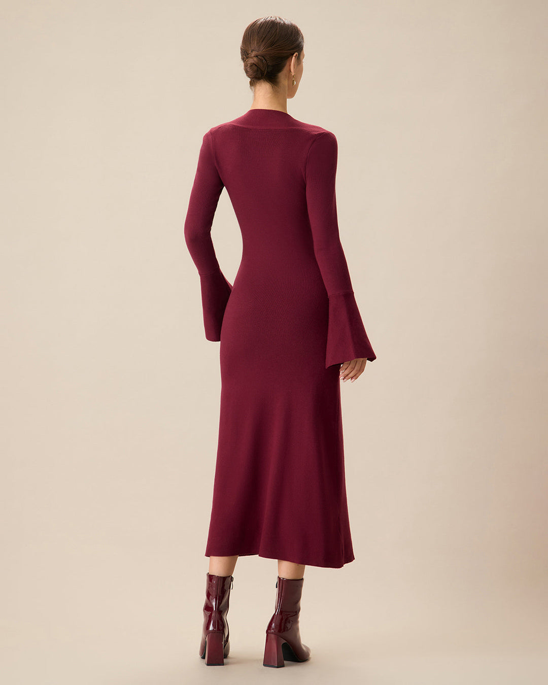 Rotes Midikleid mit quadratischem Ausschnitt und schwingenden Ärmeln