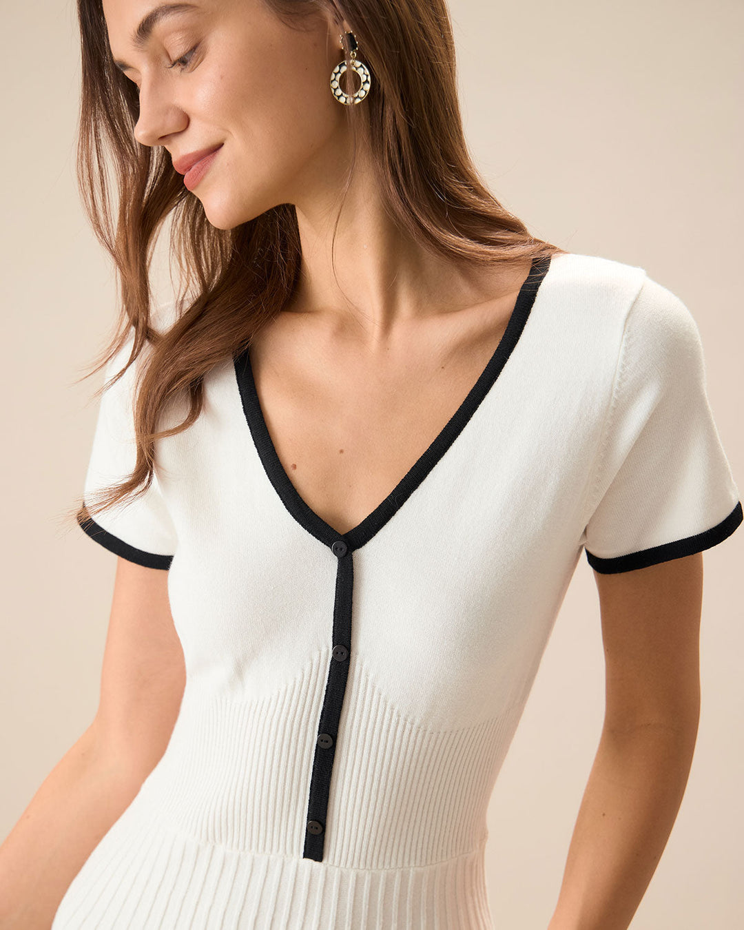 Kontrastierendes Damen-Midikleid in Weiß mit Pullover