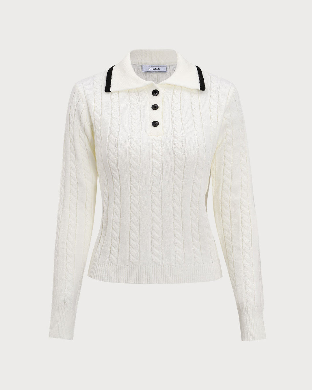 Weißer Pullover mit auffälligen Kontrastknöpfen