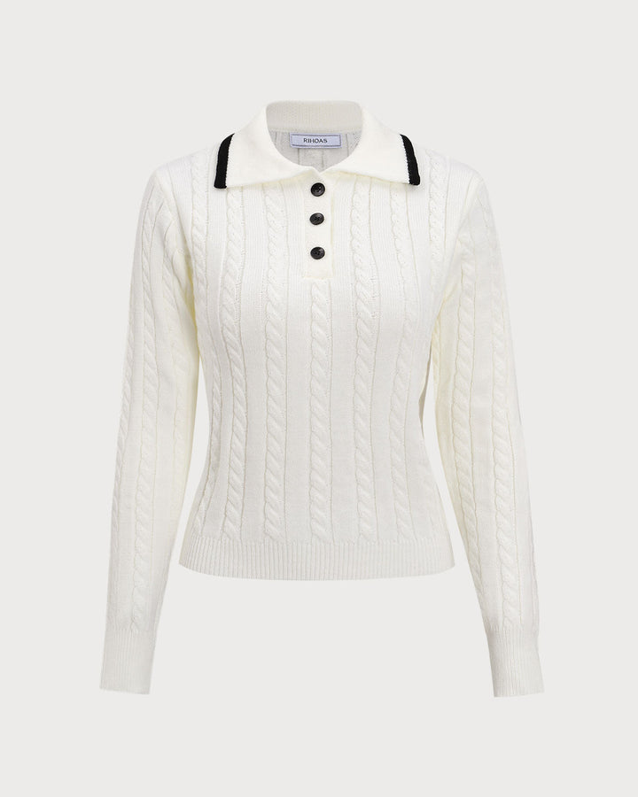 Weißer Pullover mit auffälligen Kontrastknöpfen