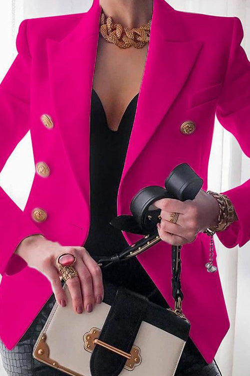 מעיל מכופתר גזרה צמודה עם שרוולים ארוכים וחלקים