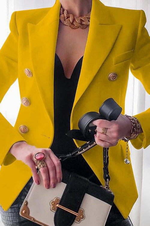 מעיל מכופתר גזרה צמודה עם שרוולים ארוכים וחלקים