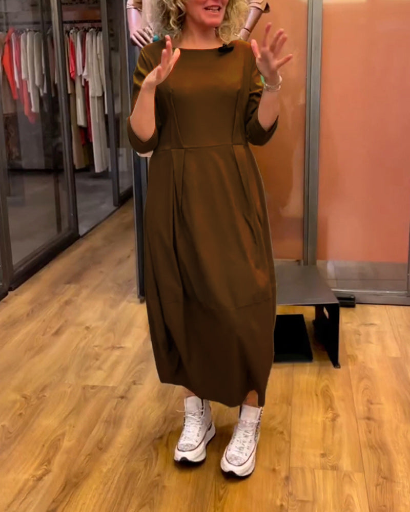 שמלה עם צווארון עגול ושרוולים שלושה רבעים