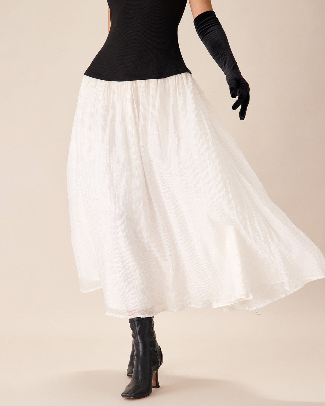 Schwarzes, geripptes Maxikleid mit kontrastierenden פרטים aus Strick