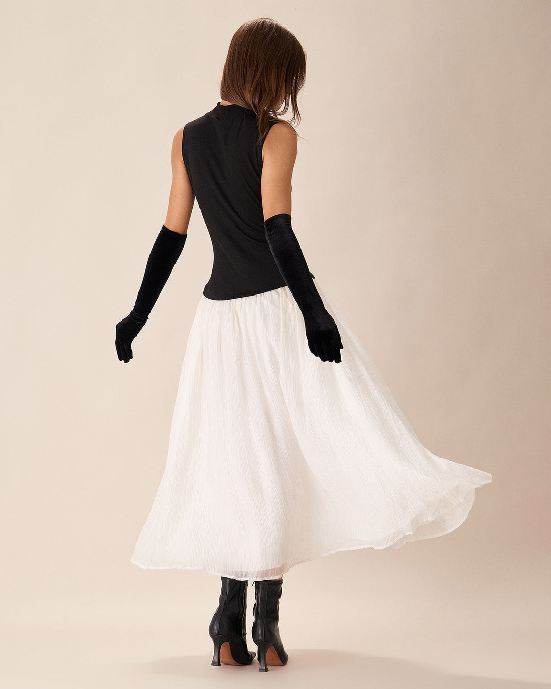 Schwarzes, geripptes Maxikleid mit kontrastierenden פרטים aus Strick