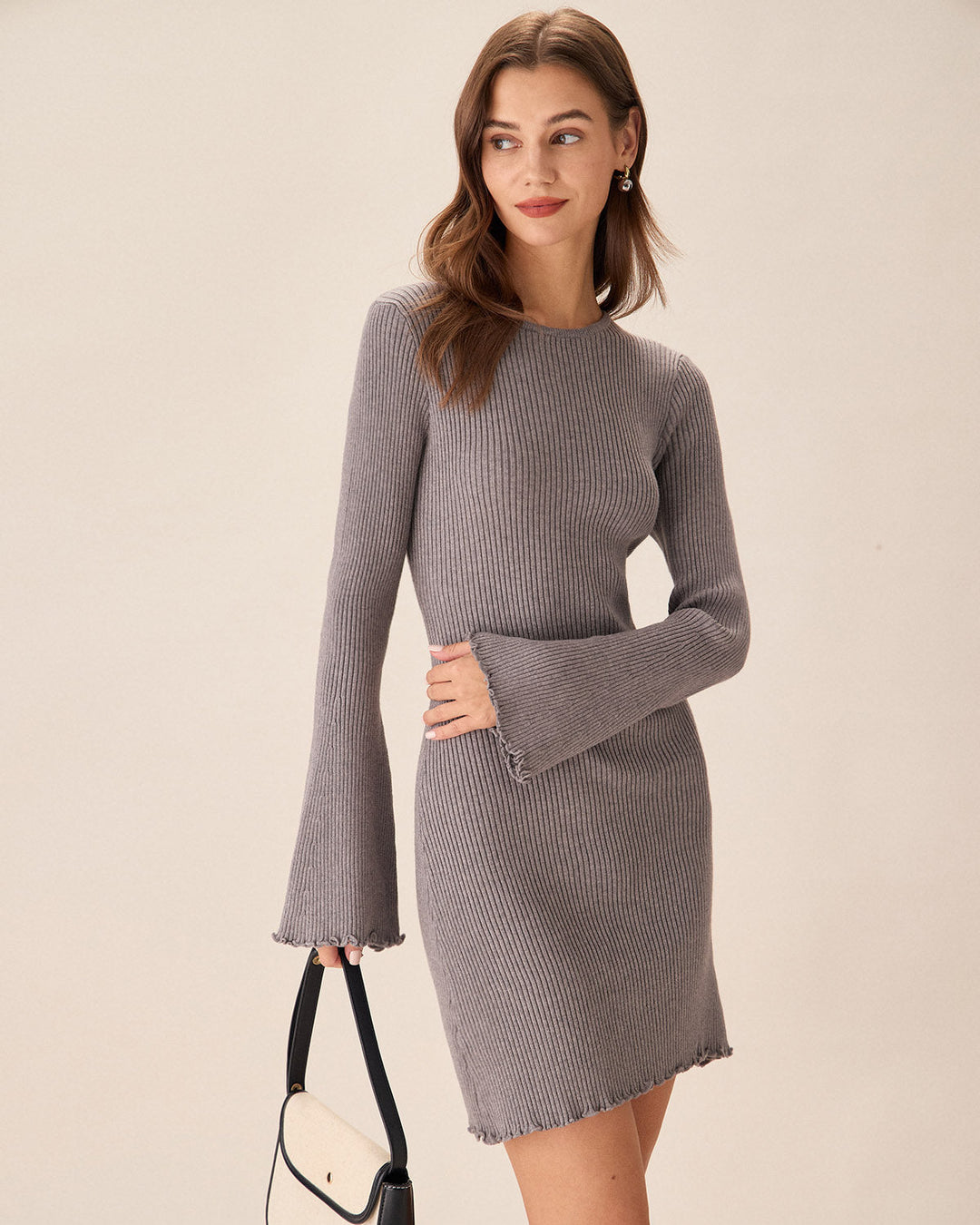 Graues Minikleid mit U-Boot-Ausschnitt und Pullover-Stil
