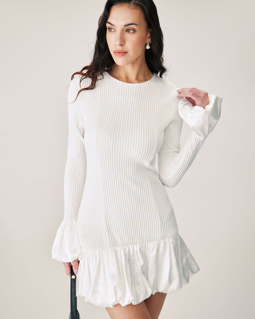 Weißes Minikleid mit Schnittmuster