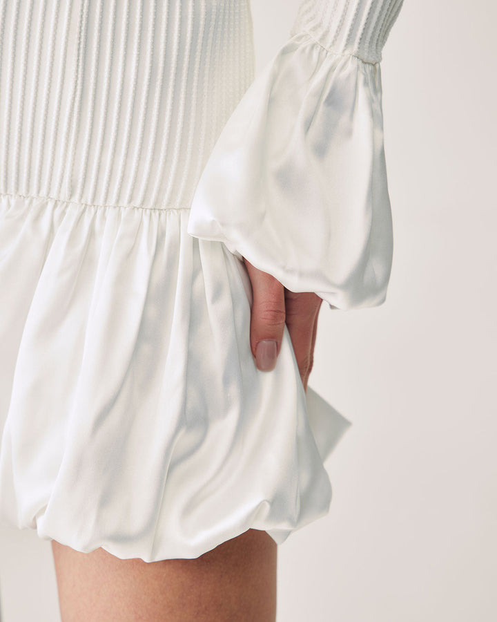 Weißes Minikleid mit Schnittmuster