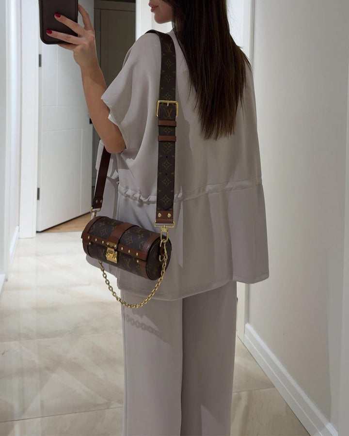 סט טופ ומכנסיים בגזרה נמתחת עם מותן רגוע