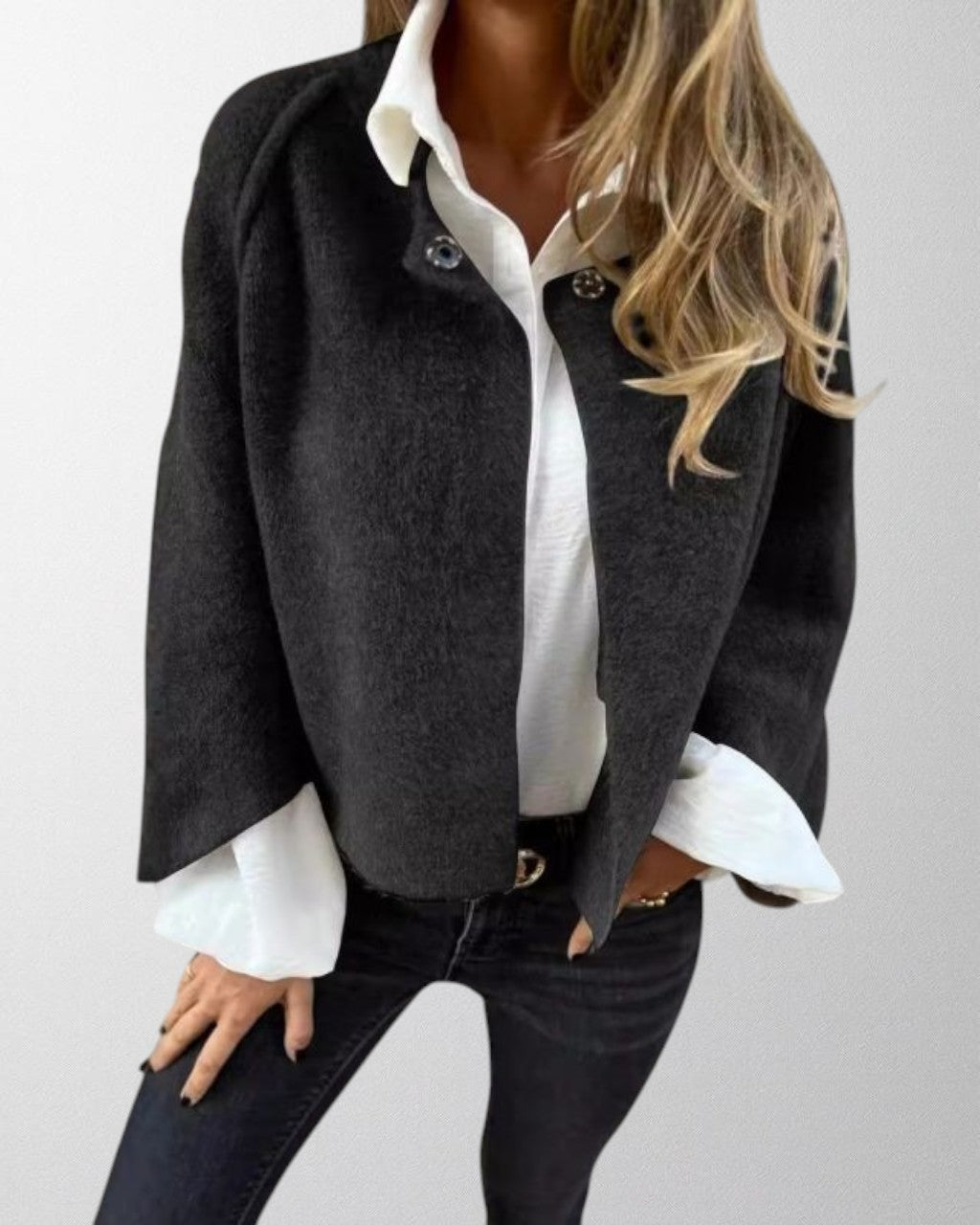 Olivia – Chic Short Jacket with Stylish Flared Sleeves