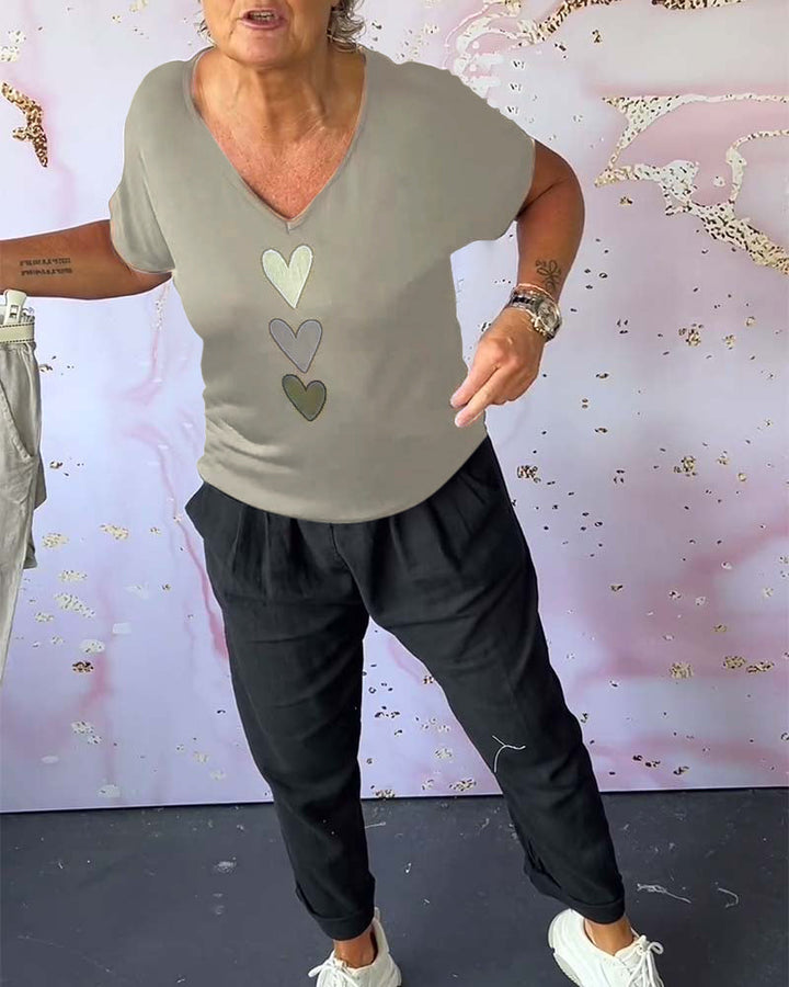 חולצת אהבה עם צווארון V ושרוולים קצרים