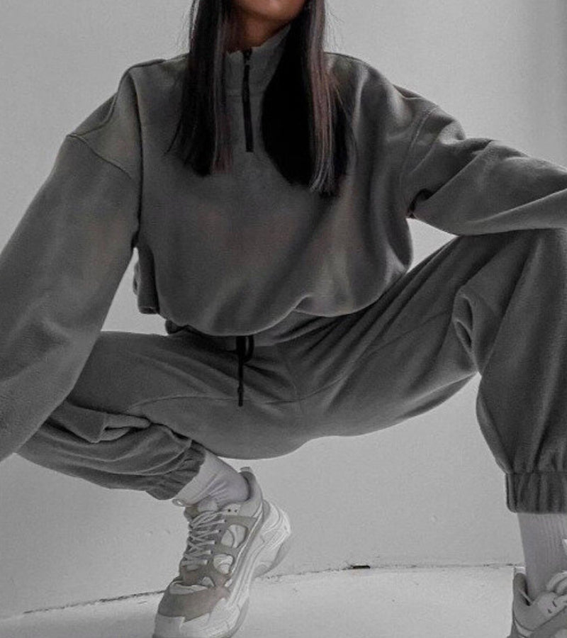 אנסמבל שני חלקים עם צווארון עומד וגזרה נינוחה