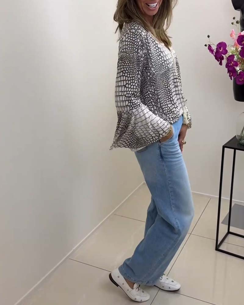 חולצה עם דוגמה פרחונית ועטיפה במחזיק מפתחות