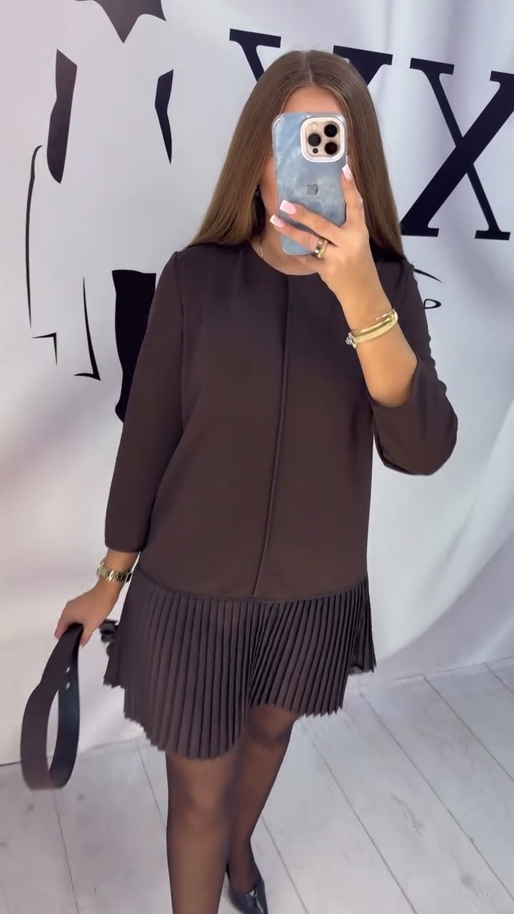 שמלת קפלים עם שרוולים שלושה רבעים של אקורדיון