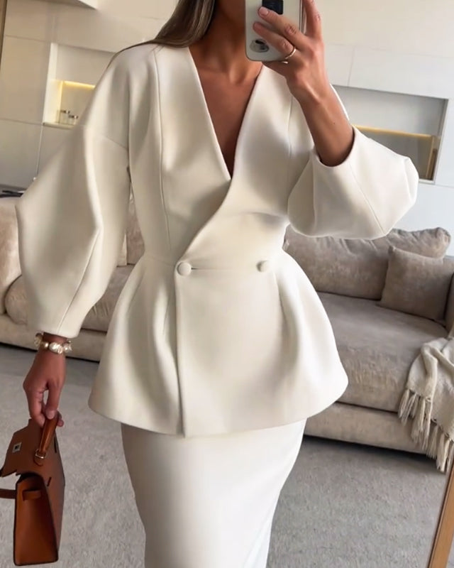 אוסף שני חלקים של טופ וחצאית בצבע אחיד עם צווארון וי