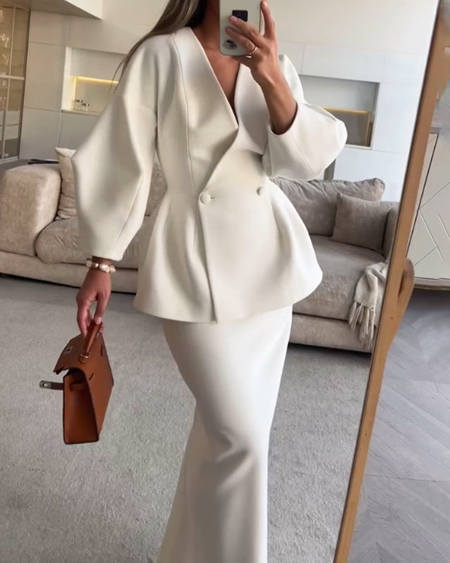 אוסף שני חלקים של טופ וחצאית בצבע אחיד עם צווארון וי