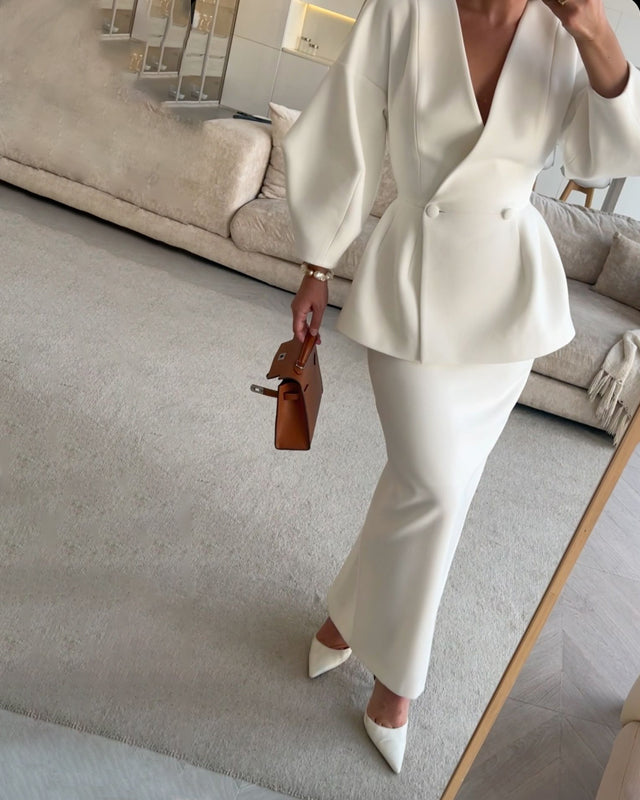 אוסף שני חלקים של טופ וחצאית בצבע אחיד עם צווארון וי