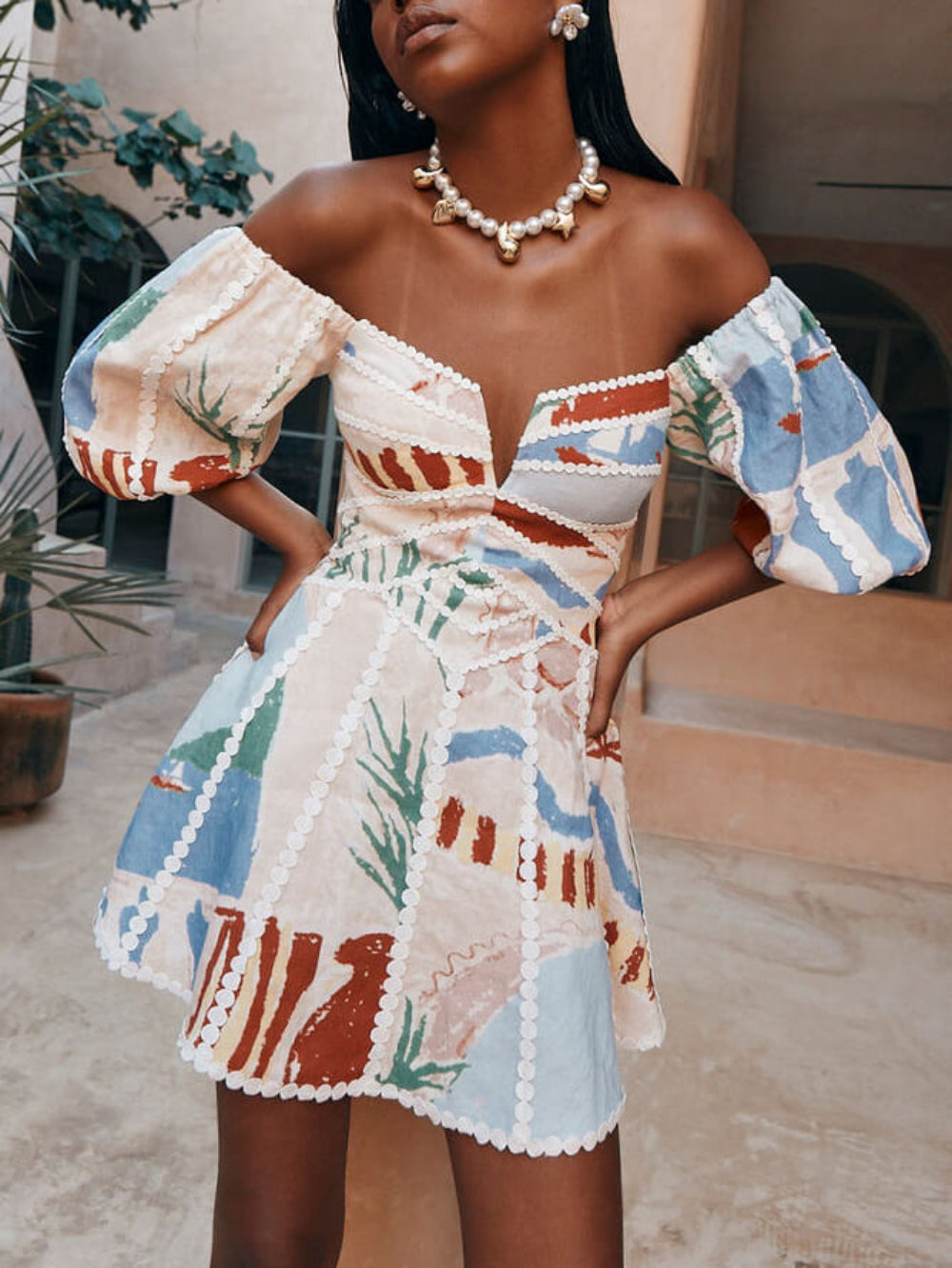 שמלת מיני פרחונית שיקית עם הדפס גרפיטי וטוויסט מודרני