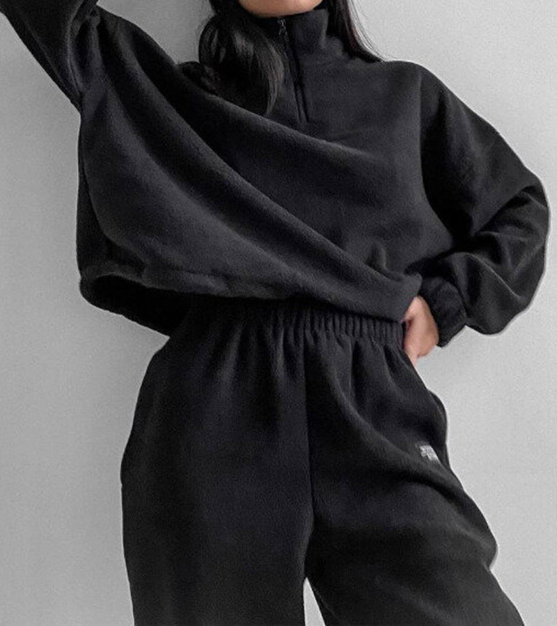 אנסמבל שני חלקים עם צווארון עומד וגזרה נינוחה