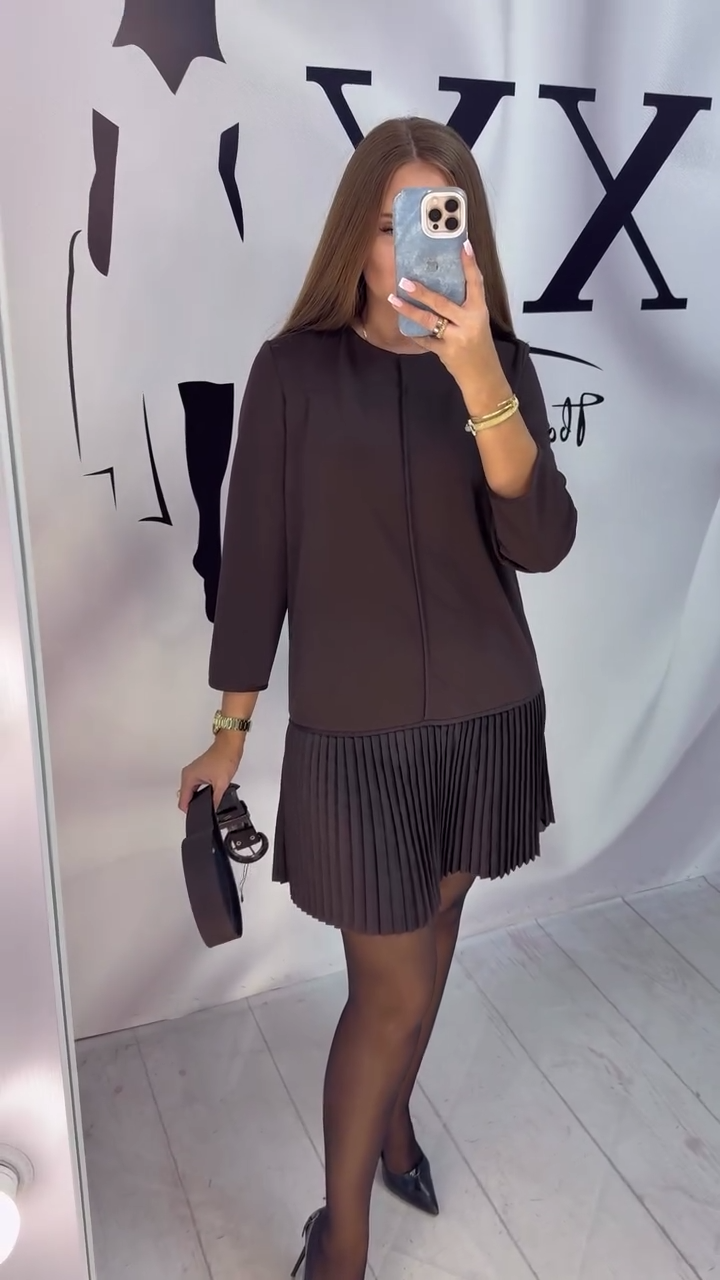 שמלת קפלים עם שרוולים שלושה רבעים של אקורדיון