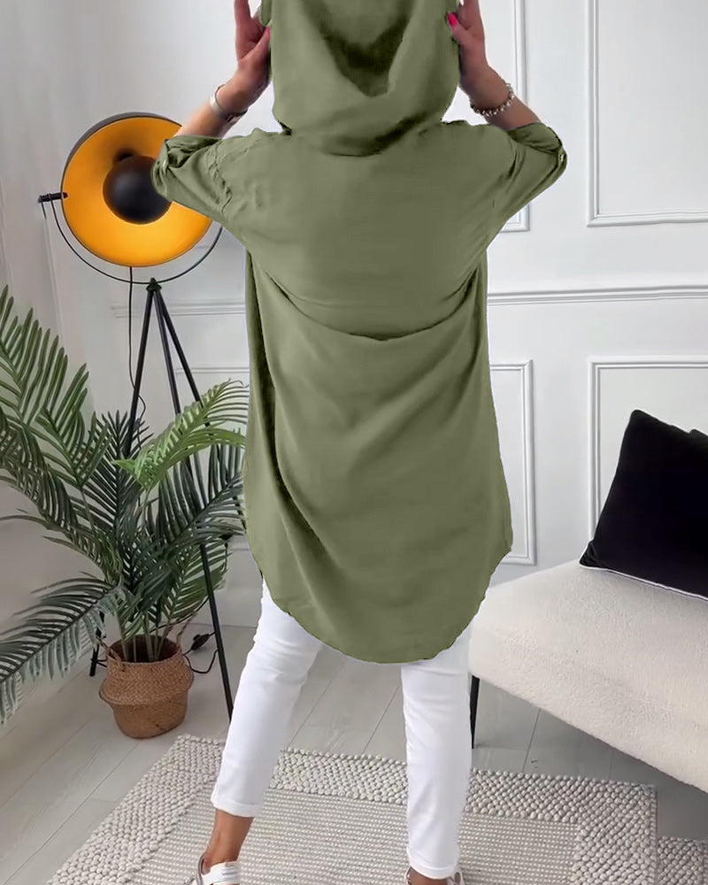 מעיל קפוצ'ון מעוטר בכפתורים עם הדפס אותיות