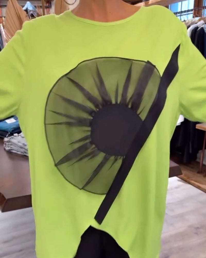 חולצת טי קצרה עם שרוולים קצרים והדפס פרחוני