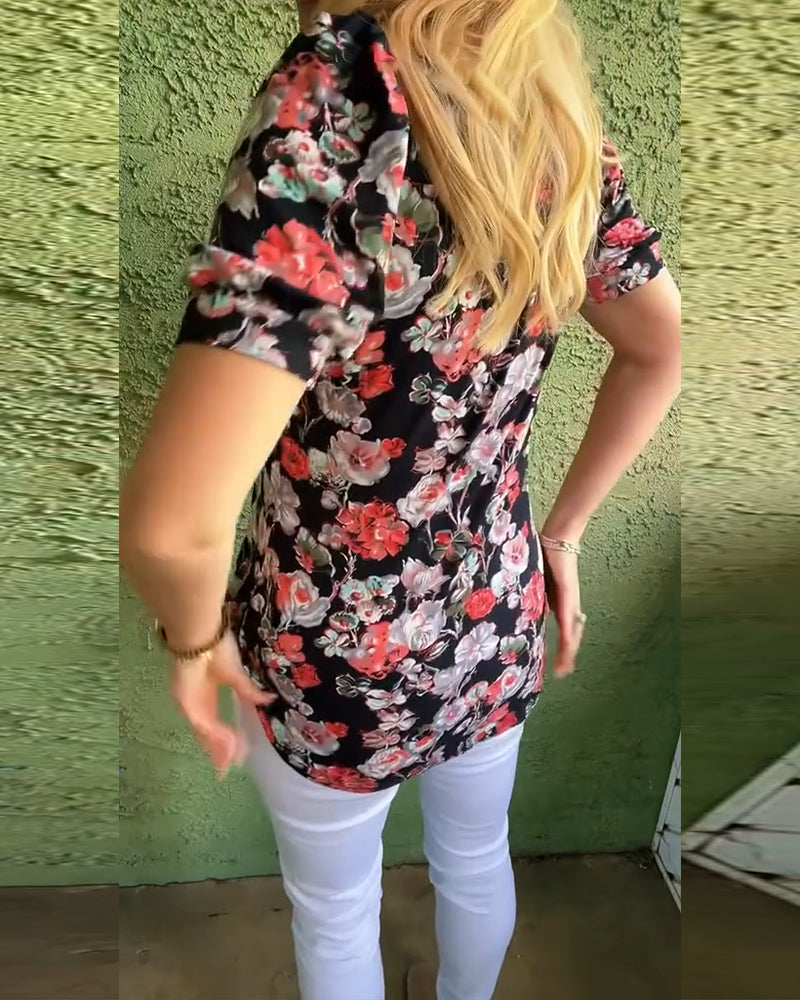 חולצה פרחונית עם קפלים, צווארון עגול ושרוולים נפוחים