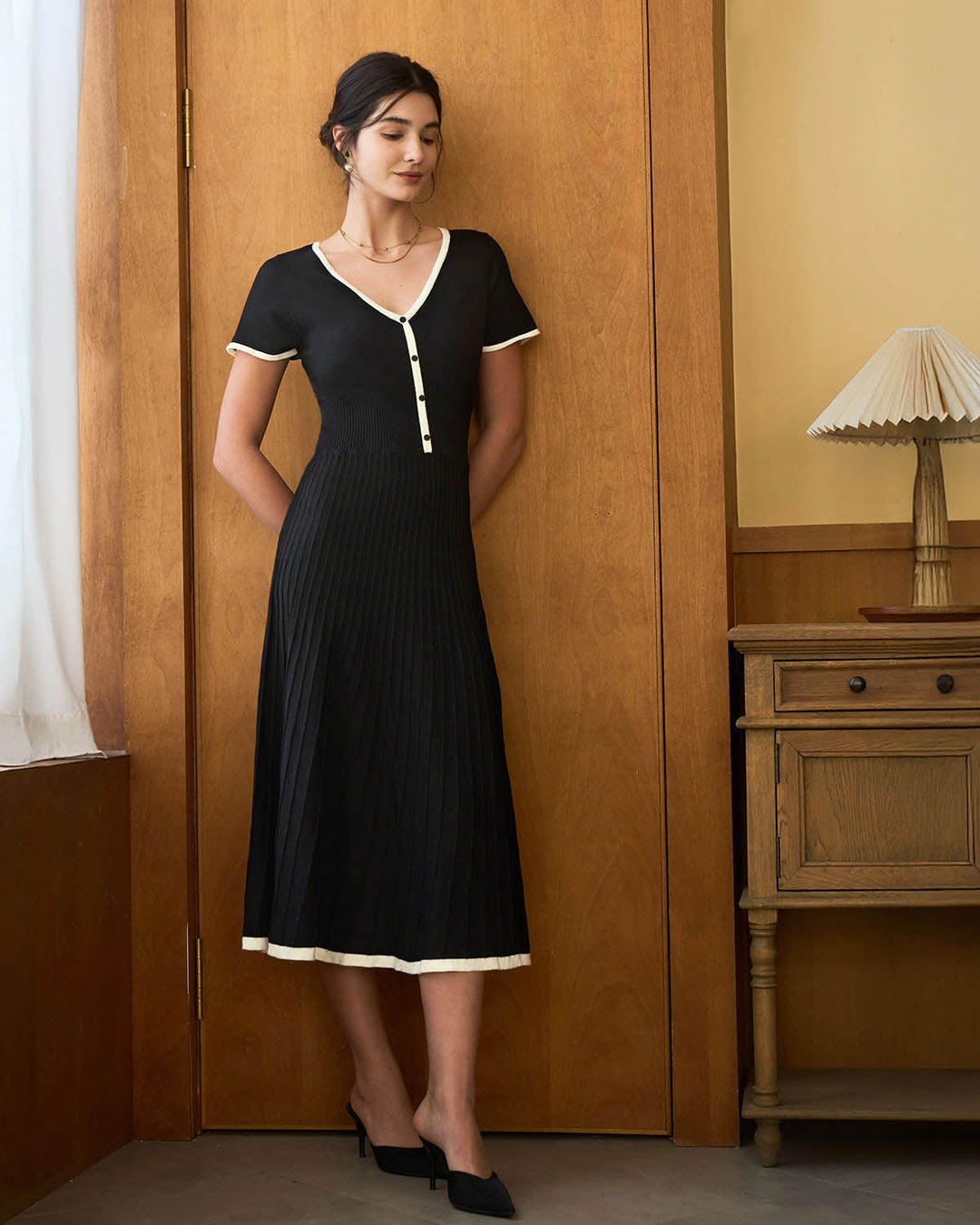 Schwarzes Midikleid mit kontrastierendem Pullover-Stil