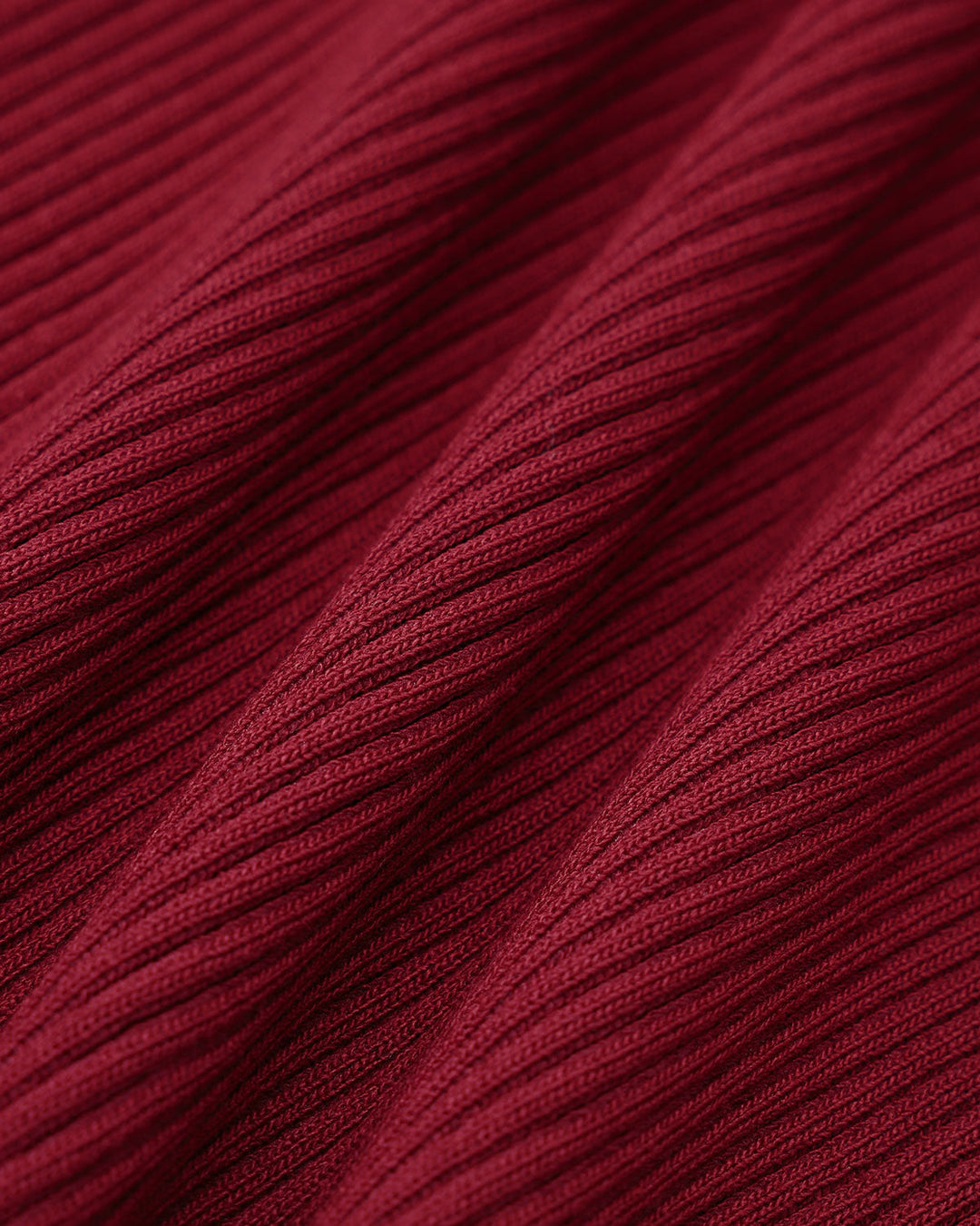 Rotes, tailliertes Damenpulloverleid mit Glockenärmeln