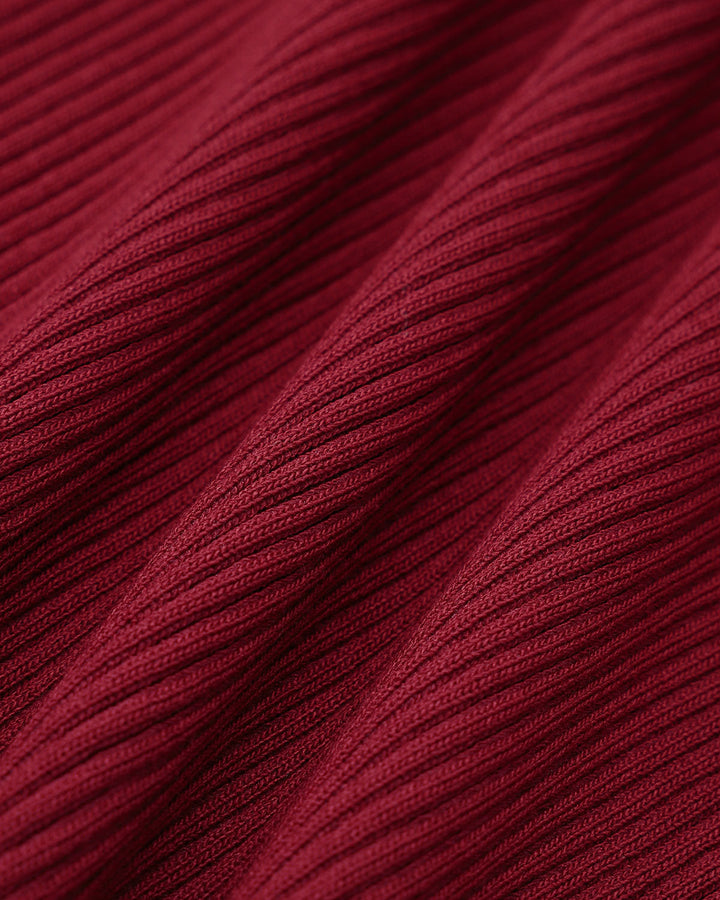 Rotes, tailliertes Damenpulloverleid mit Glockenärmeln