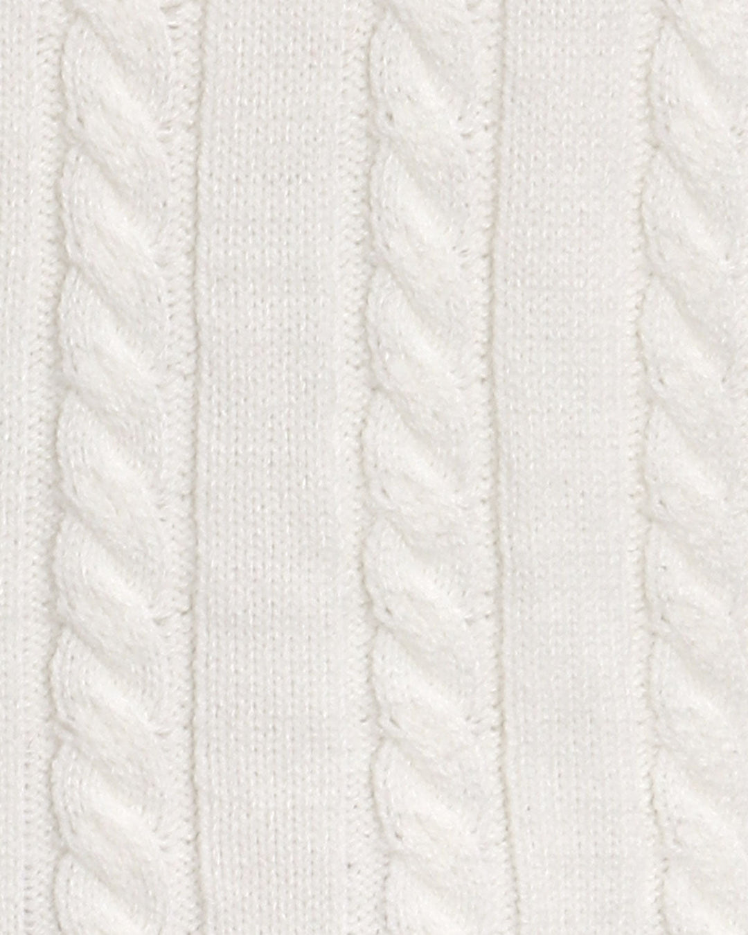 Weißer Pullover mit auffälligen Kontrastknöpfen