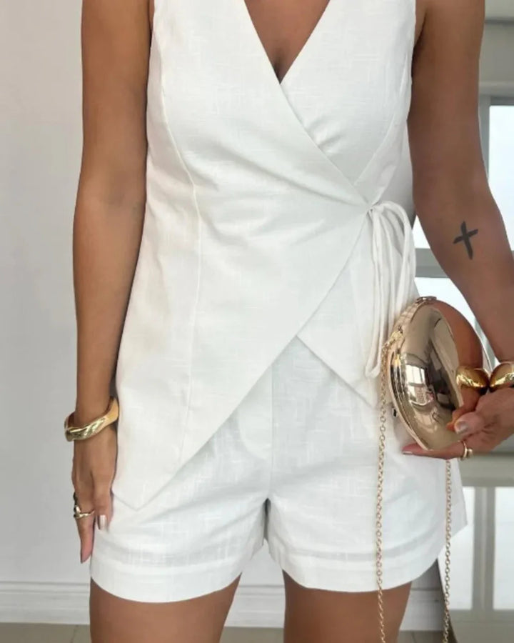 סט טופ ללא שרוולים עם צווארון V מפשתן ומכנסיים קצרים רגועים