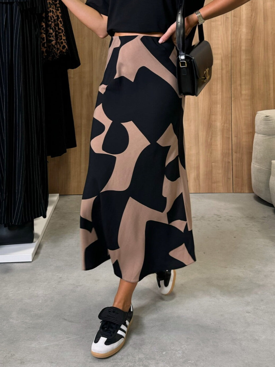 חצאית סאטן עם שוליים צבעוניים