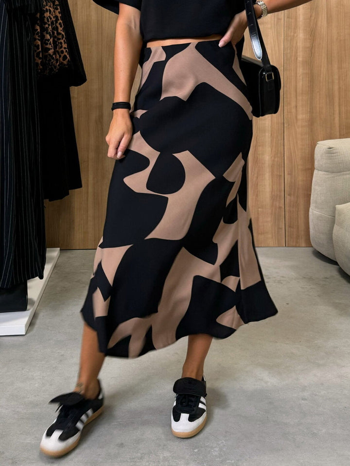 חצאית סאטן עם שוליים צבעוניים