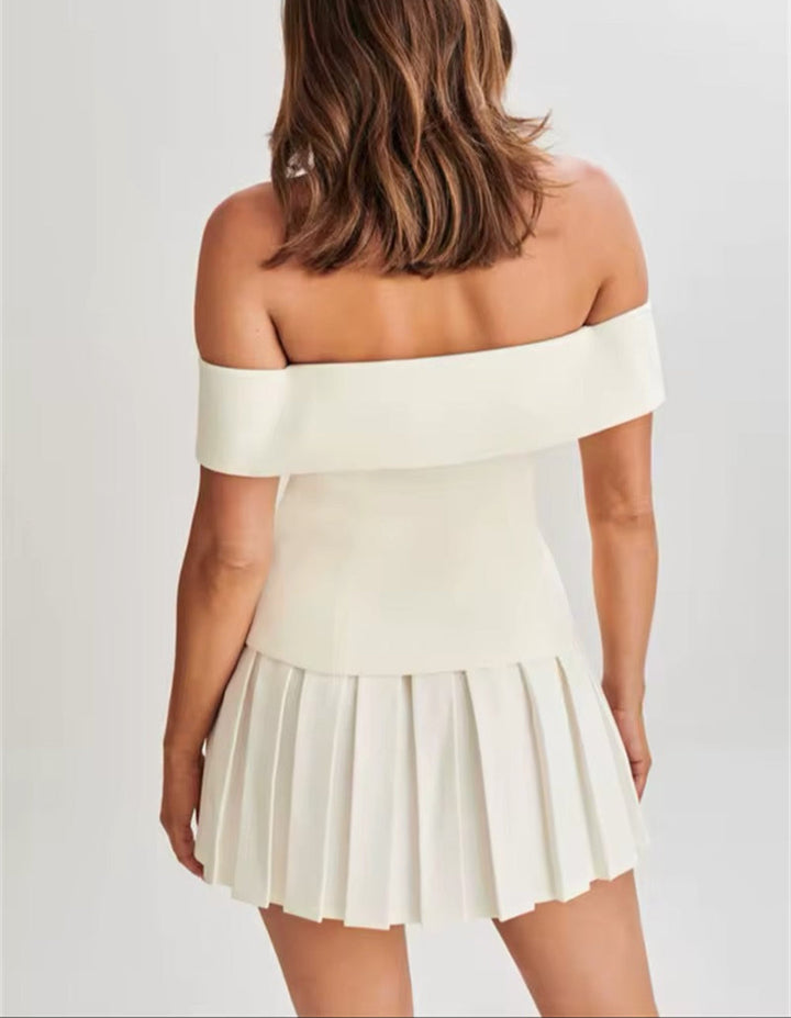 טופ חליפה עם כתף אחת וחצאית קפלים