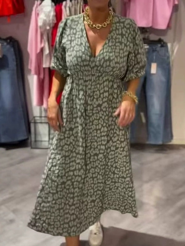 שמלה שיקית עם V עמוק ועם פסים ורודים אלגנטיים והדפס פרחוני