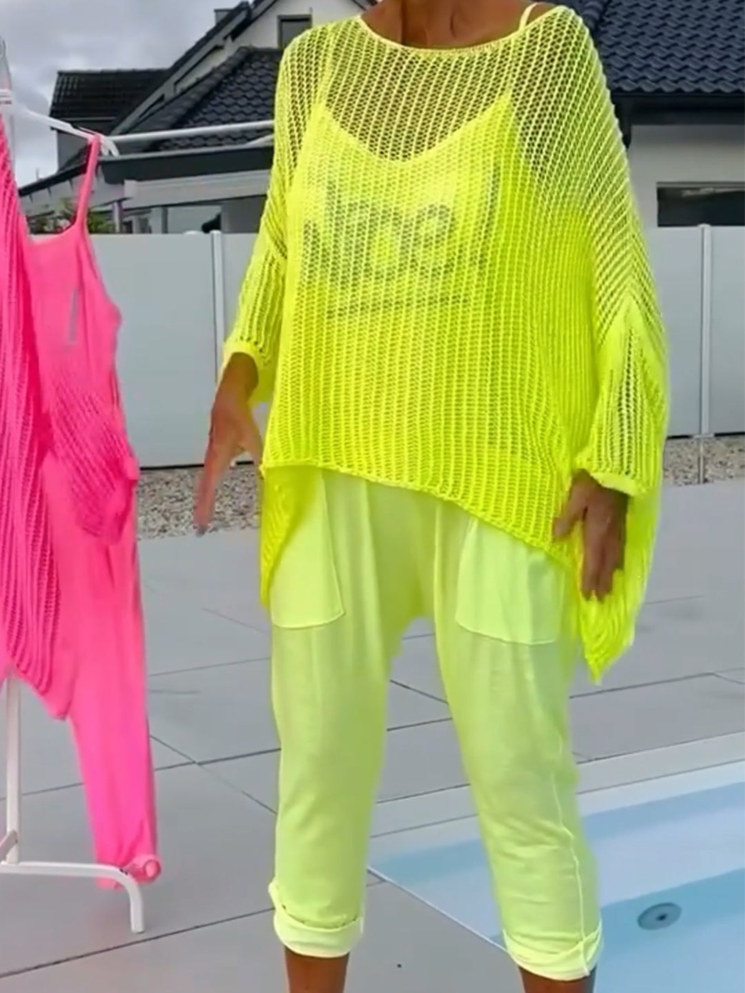 סט קז'ואל: אוברול עם הדפס אותיות וכיסוי גזור