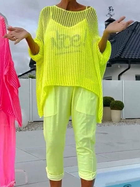 סט קז'ואל: אוברול עם הדפס אותיות וכיסוי גזור