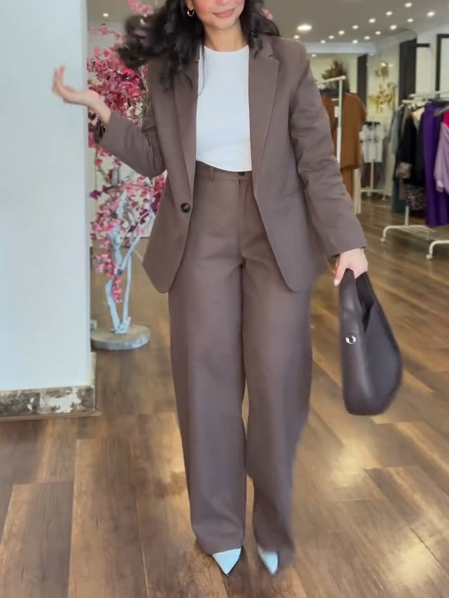 חליפת שני חלקים ורודה שיקית עם אלגנטיות מודרנית