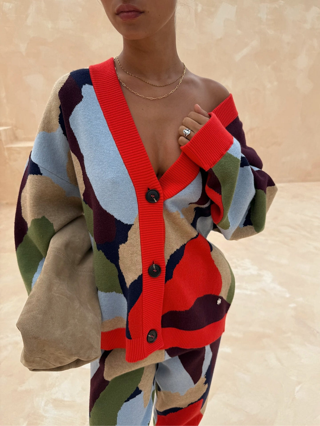 ז'קט סריג עם דוגמא גיאומטרית ועיצוב מופשט