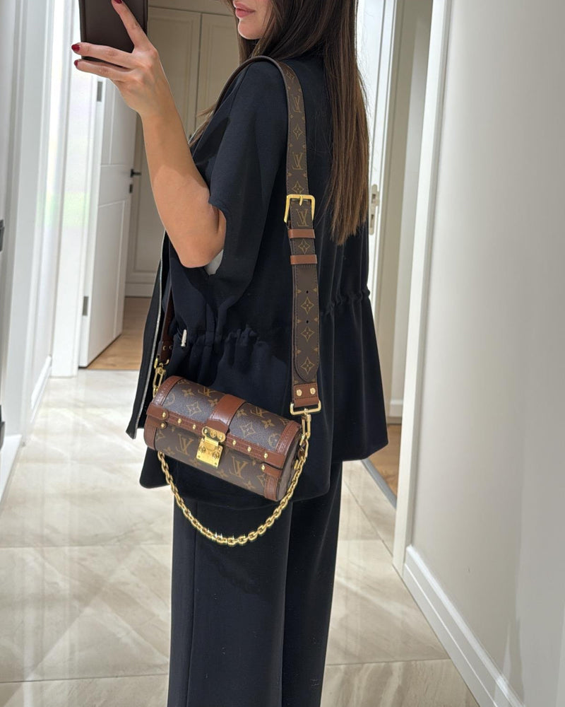 סט טופ ומכנסיים בגזרה נמתחת עם מותן רגוע