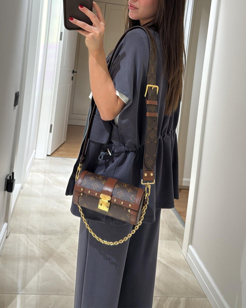 סט טופ ומכנסיים בגזרה נמתחת עם מותן רגוע