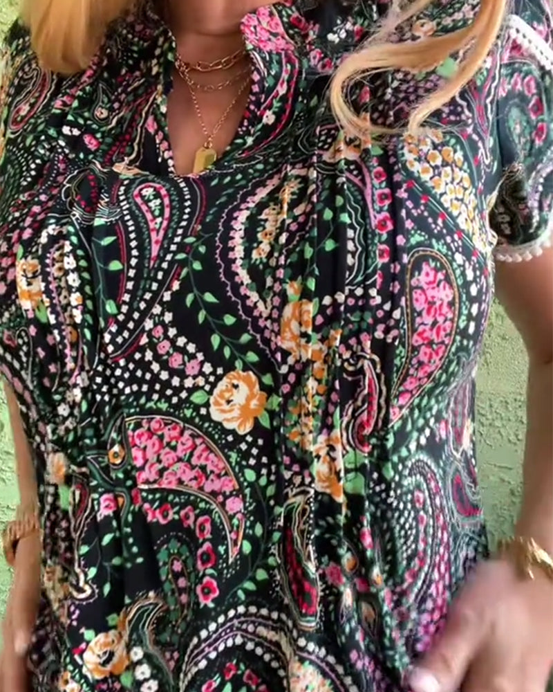 חולצה מודפסת עם שרוולים קפלים עם עלי כותרת