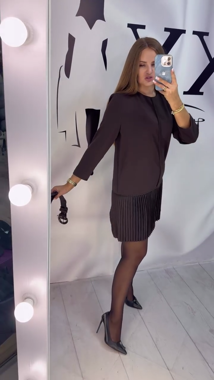 שמלת קפלים עם שרוולים שלושה רבעים של אקורדיון