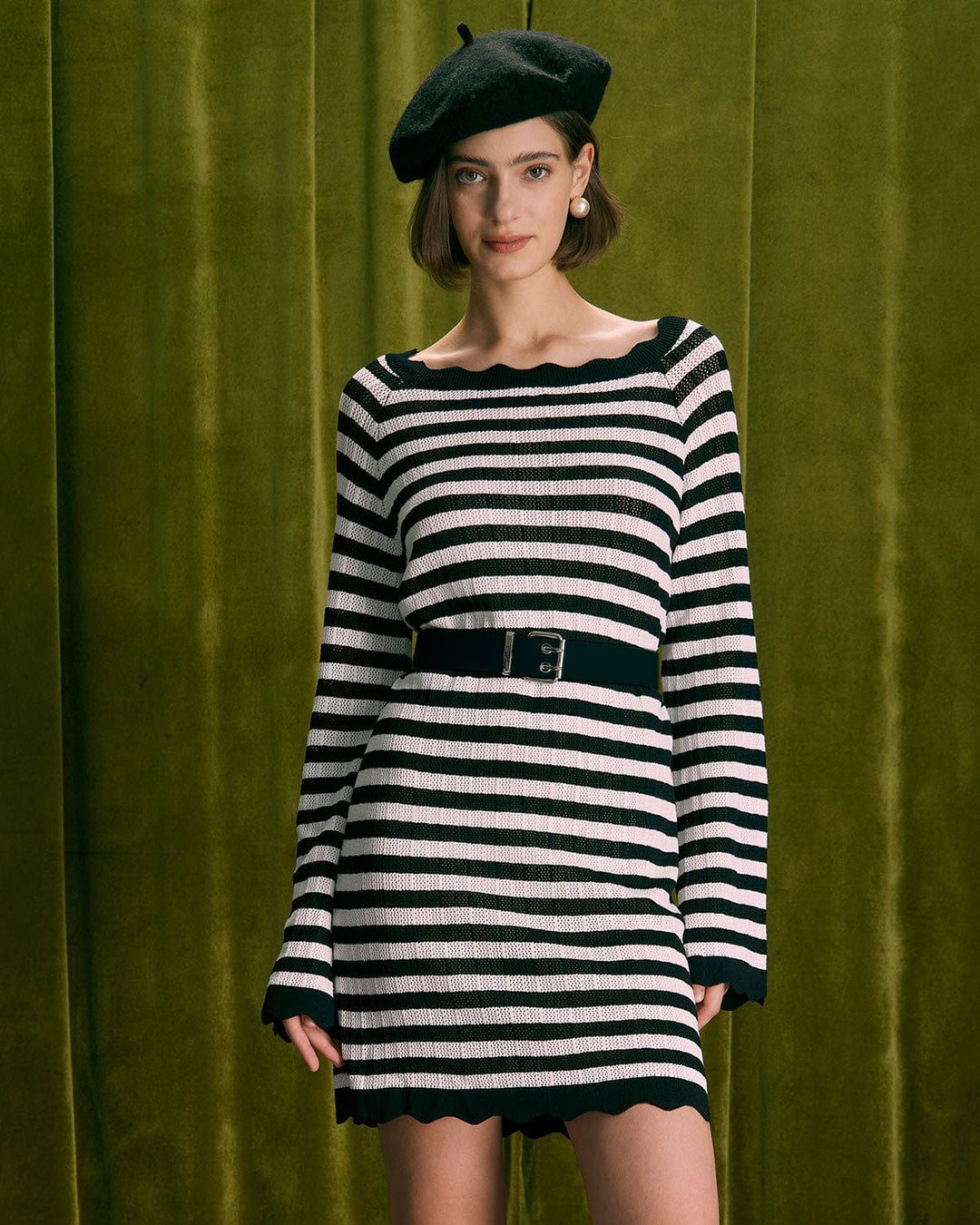 Schwarz gestreiftes Minikleid mit lässigen Ärmeln