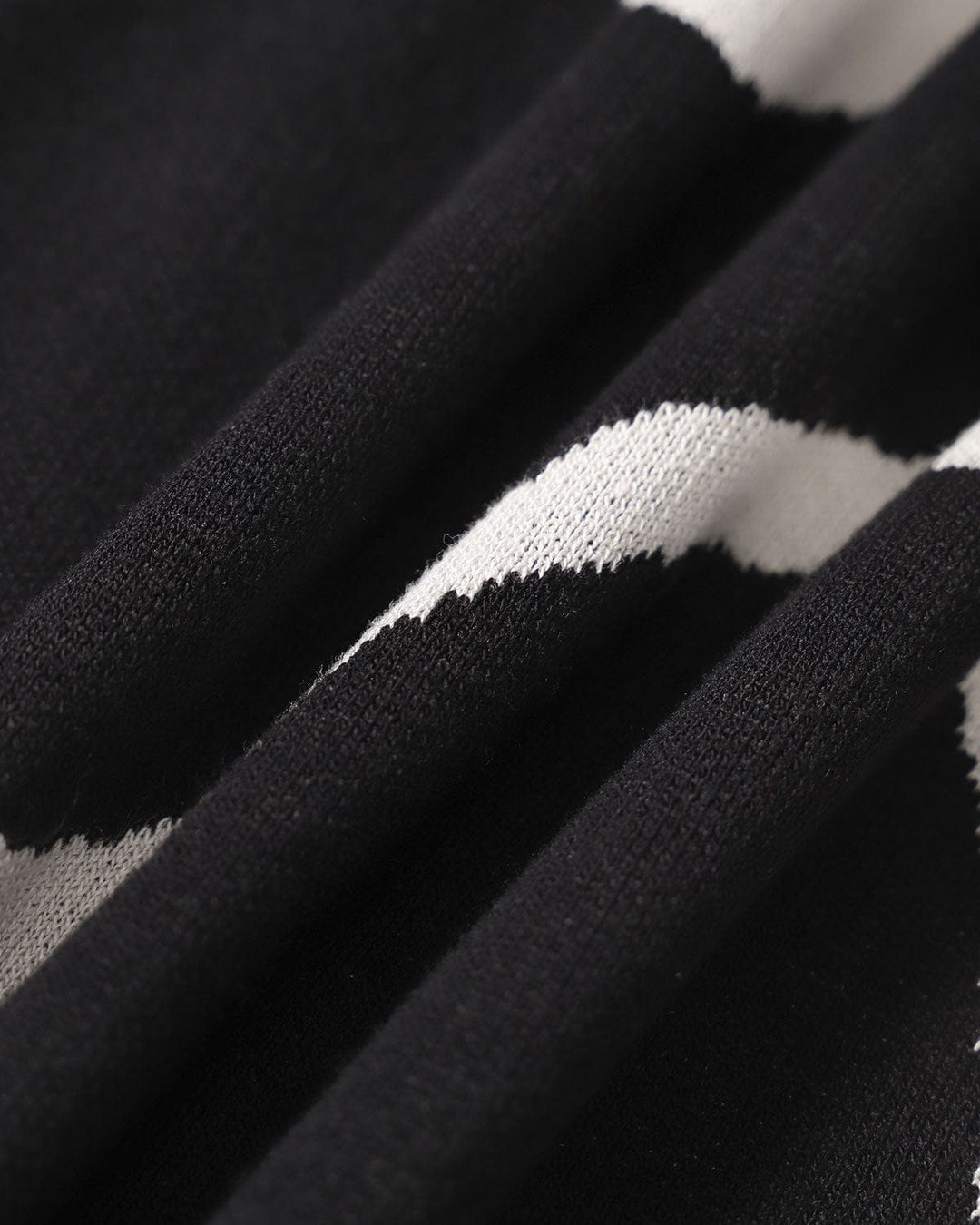Das Black Wave – Midi-Strickkleid mit Wellenförmigem Saum