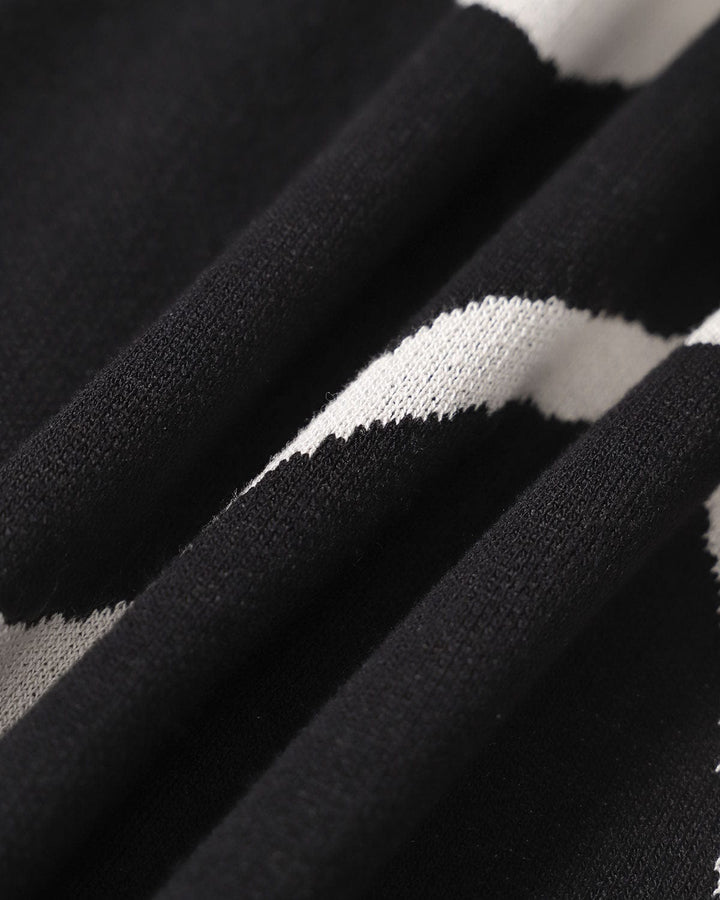 Das Black Wave – Midi-Strickkleid mit Wellenförmigem Saum